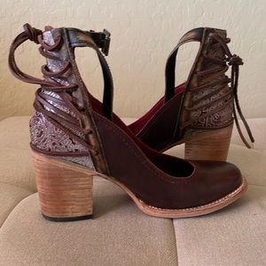 Freebird Shoes in Reanne style. I only  communicate through this app